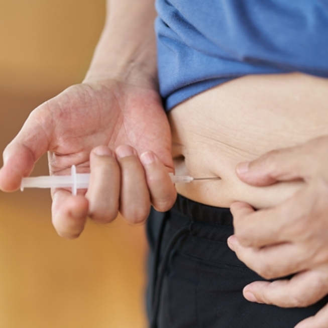 インスリンを打っている人