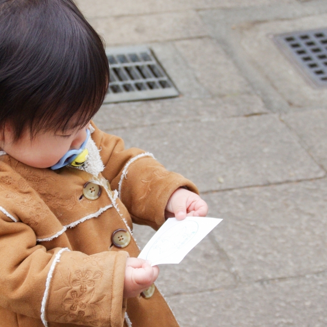 クイズラリーを楽しむ子供